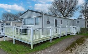 Beautiful Caravan With Decking At Trevella Holiday Park, Newquay, Ref 98082Hs